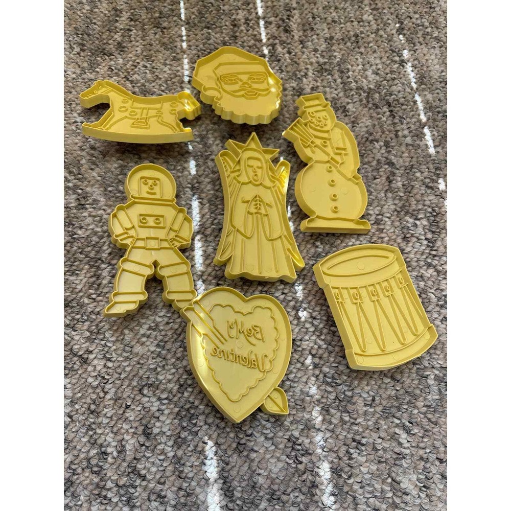 VINTAGE STANLEY HOME PRODUCTS‎ COOKIE CUTTER SET 7 XMAS SANTA ASTRONAUT DRUM - Picture 2 of 11